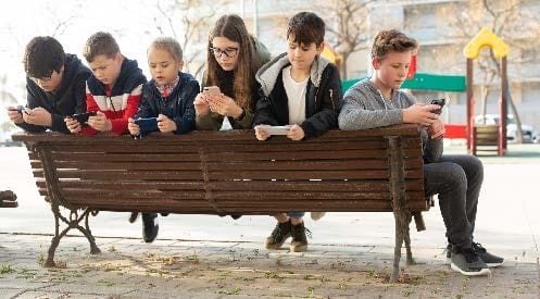 Kako se z ekrani (pametnimi telefoni) spopadajo starši in kako otroci